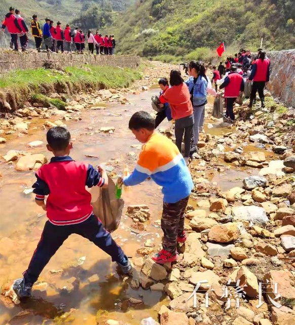 彝良县树林乡：河道清洁在行动 爱国卫生齐参与