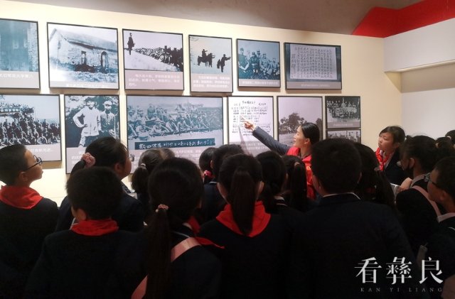 志愿者为示范小学学生在罗炳辉展厅宣讲红色故事.jpg