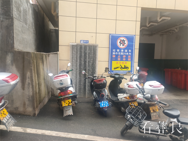 1.9月27日，水厂示范小学梯步旁的无障碍卫生间被摩托车违停阻挡(1).png
