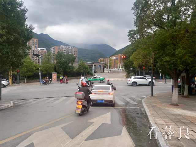 2.9月27日，行政中心路口红绿灯处机动车在人行横道上等红灯(1).png