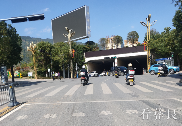 4.10月17日，行政中心下穿隧道红绿灯处，摩托车未挂牌照(1).png