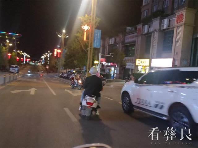 6.10月29日，渔湖新城门口摩托车未挂牌照.jpg
