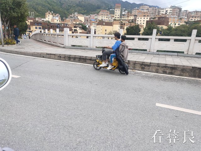 3.10月27日，小河二桥上两人共骑一张小黄车.jpg