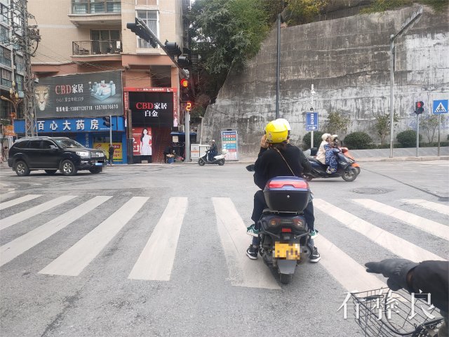 8.11月17日，大河桥头摩托车占用斑马线等红绿灯.jpg