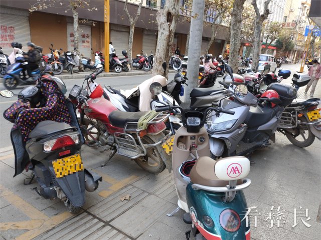 4.12月11日，人民广场旁摩托车占用盲道违停、停车不规范.jpg