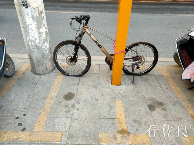 3.12月11日，老农贸市场对面自行车停车不规范.jpg