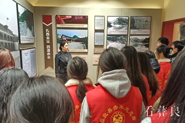 在馆内展厅为青少年开展红色爱国主义现场教学.jpg