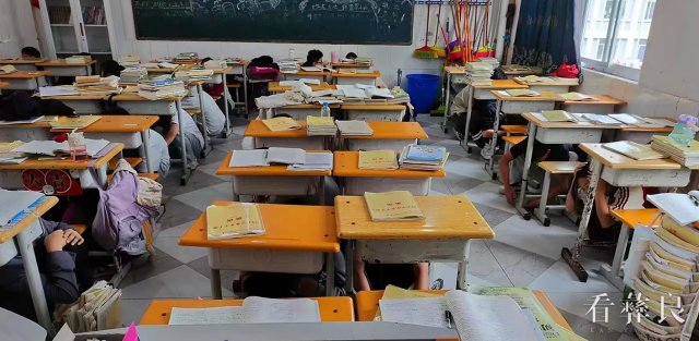 彝良洛旺中学开展地震疏散应急演练