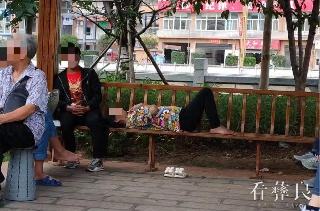 1.6月13日，红石榴公园市民躺卧公共座椅.jpg
