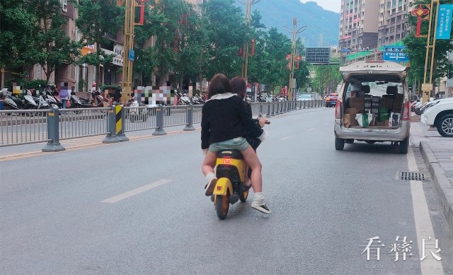 4.5月21日，渔湖大道上两人同骑一辆共享单车.jpg
