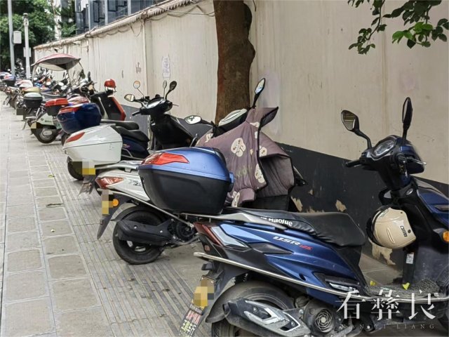 9.6月13日，民中门口摩托车占用盲道停放.jpg