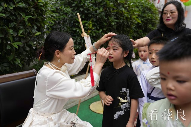 彝良县第一幼儿园：古风毕业典礼留“夏”最美“季”忆