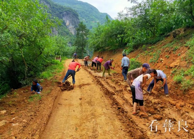 彝良县角奎街道熊乐村：村民齐心助力 村组道路硬化项目加速推进